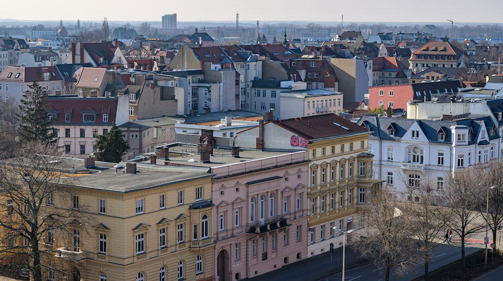 Bei der Bombardierung von Cottbus wurden auch zahlreiche Wohnhäuser zerstört. (Symbolbild) / Foto: Patrick Pleul/dpa