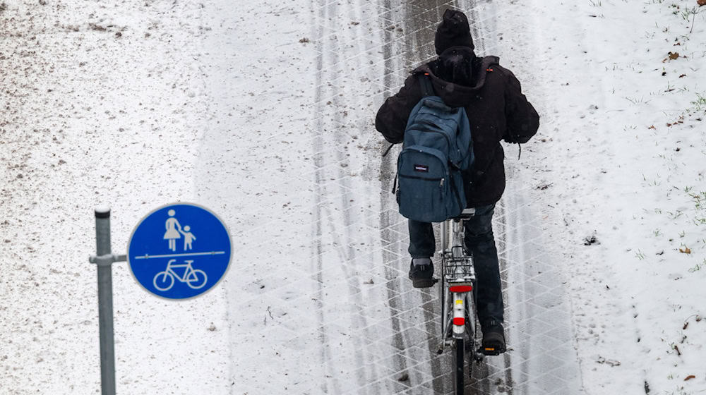 Die Bürgerinnen und Bürger in Brandenburg und Berlin müssen weiter mit Schnee, Glätte und Frost rechnen.  / Foto: Soeren Stache/dpa