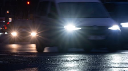 Zum Ende der Woche kann es in Berlin und Brandenburg glatt auf den Straßen werden. (Archivbild) / Foto: Monika Skolimowska/dpa