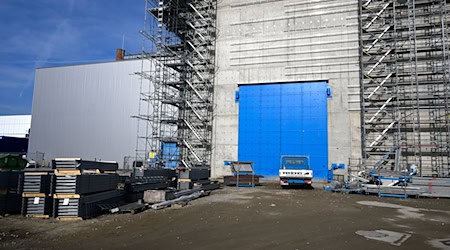 Der Bau einer neuen Halle zur Zerlegung von Teilen aus ehemaligen DDR-Kernkraftwerken ist weit fortgeschritten. / Foto: Philip Dulian/dpa
