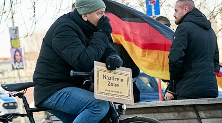 Hunderte Menschen haben sich in Berlin erneut einem Aufmarsch von Neonazis entgegengestellt. / Foto: Michael Ukas/dpa