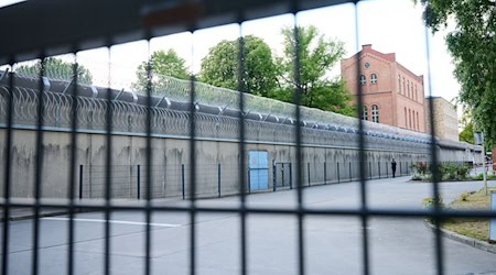 Noch am Freitag standen in der JVA Plötzensee Häftlinge als Schauspieler auf der Theaterbühne. (Archivbild) / Foto: Annette Riedl/dpa
