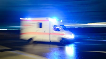 Ein 31-Jähriger starb bei einem Verkehrsunfall in Bad Liebenwerda. (Symbolbild) / Foto: Lukas Schulze/dpa