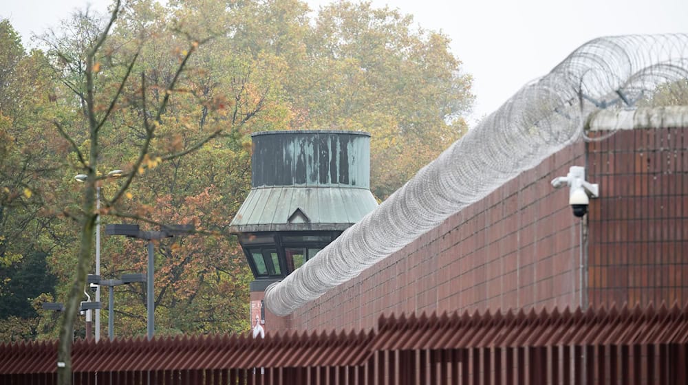 Bei den Kontrollen in Gefängnissen werden auch Waffen gefunden. (Symbolbild) / Foto: Soeren Stache/dpa