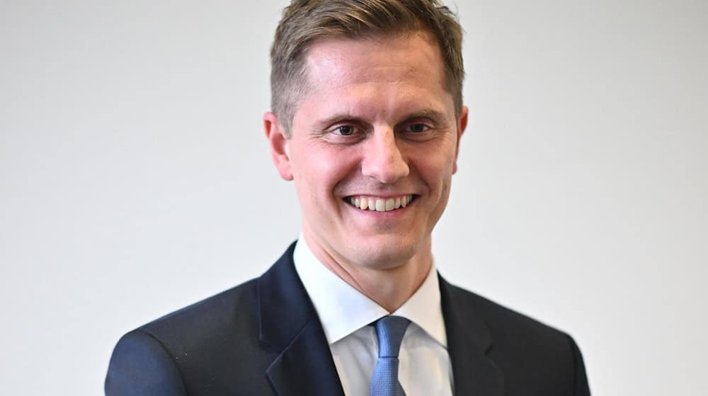 Brandenburgs Justizminister Benjamin Grimm (SPD) strebt neue Stellen für die Justiz an (Archivbild). / Foto: Sebastian Christoph Gollnow/dpa