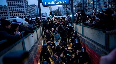 In Berlin-Friedrichshain demonstrierten im Dezember 2024 Neonazis. Nun ist eine erneute Demonstration angekündigt. (Archivbild) / Foto: Fabian Sommer/dpa