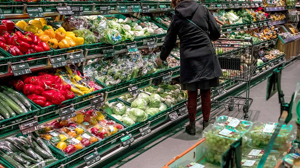 Obst ist im vergangenen Jahr etwas teuer geworden, Gemüse dafür günstiger. (Archivbild) / Foto: Jens Büttner/dpa-Zentralbild/dpa