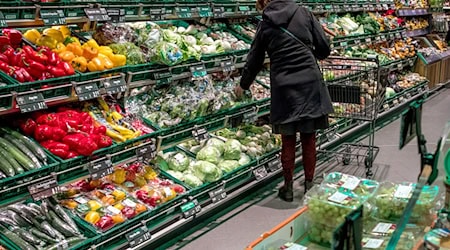 Obst ist im vergangenen Jahr etwas teuer geworden, Gemüse dafür günstiger. (Archivbild) / Foto: Jens Büttner/dpa-Zentralbild/dpa