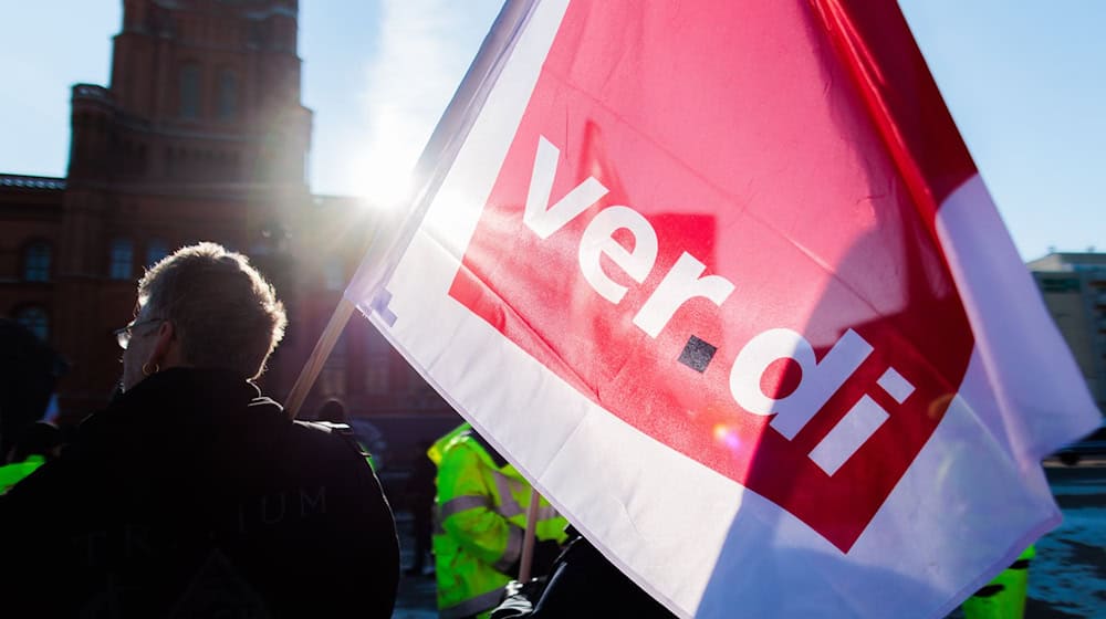 Wie am Vortag zieht Verdi wieder vor das Rote Rathaus - Tausende Gewerkschafter sind dabei.  / Foto: Carsten Koall/dpa