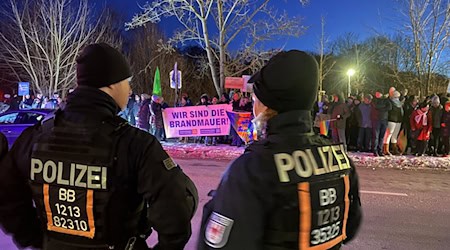 Die Polizei ist bei einer AfD-Wahlkampfveranstaltung in Neuenhagen bei Berlin im Einsatz - Demonstranten protestieren auf der gegenüberliegenden Seite gegen die Partei. / Foto: Monika Wendel/dpa