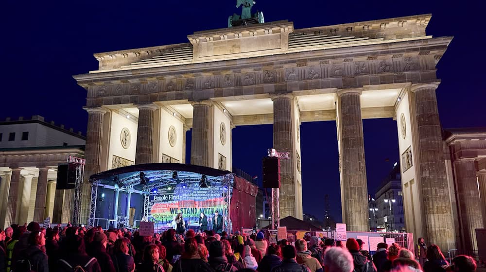 Die russische Punkband Pussy Riot rockt vor dem Brandenburger Tor. / Foto: Michael Ukas/dpa