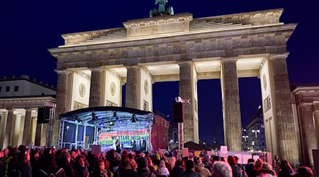 Die russische Punkband Pussy Riot rockt vor dem Brandenburger Tor. / Foto: Michael Ukas/dpa