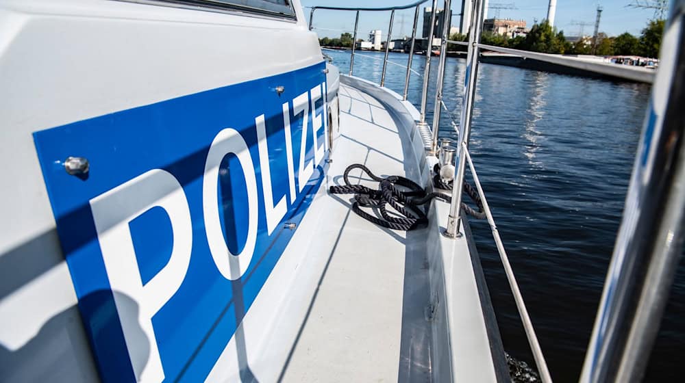 Die Wasserschutzpolizei zieht Plastikpuppen aus dem Landwehrkanal. (Illustration)  / Foto: Paul Zinken/dpa