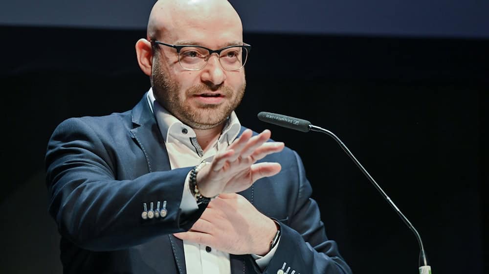 Es diskutiert am Rande der Münchner Sicherheitskonferenz über sicherheitspolitische Auswirkungen auf Kommunen: Der Oberbürgermeister von Frankfurt (Oder), René Wilke (parteilos). (Archivbild) / Foto: Patrick Pleul/dpa