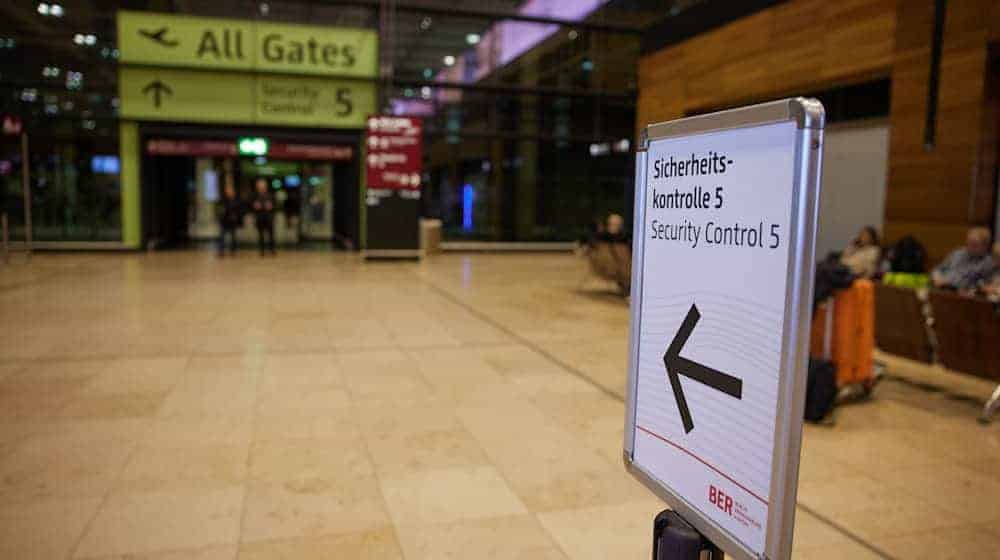 Am Berliner Flughafen sind am Samstagabend 14 Personen mit Reizgas verletzt worden. (Archivbild) / Foto: Joerg Carstensen/dpa