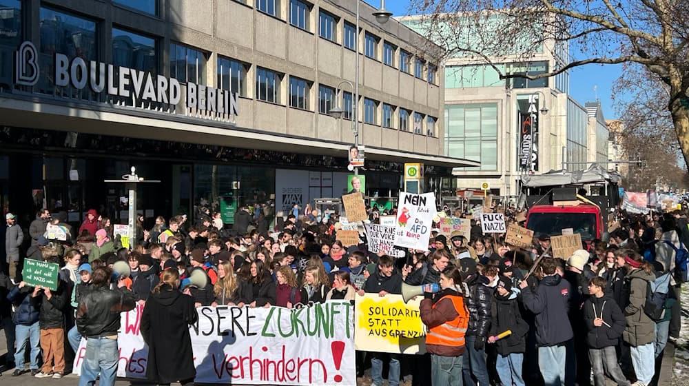 Berliner Schülerinnen und Schüler demonstrieren gegen Rassismus und einen Rechtsruck. / Foto: Marion Van Der Kraats/dpa