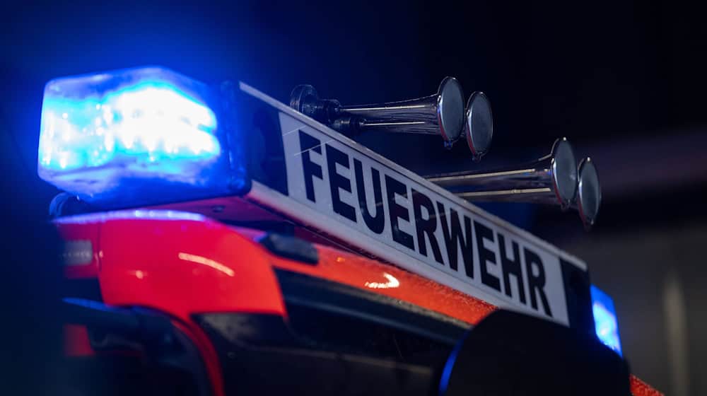 Die Feuerwehr ist mit etwa 100 Kameraden im Einsatz. (Symbolbild) / Foto: Marijan Murat/dpa