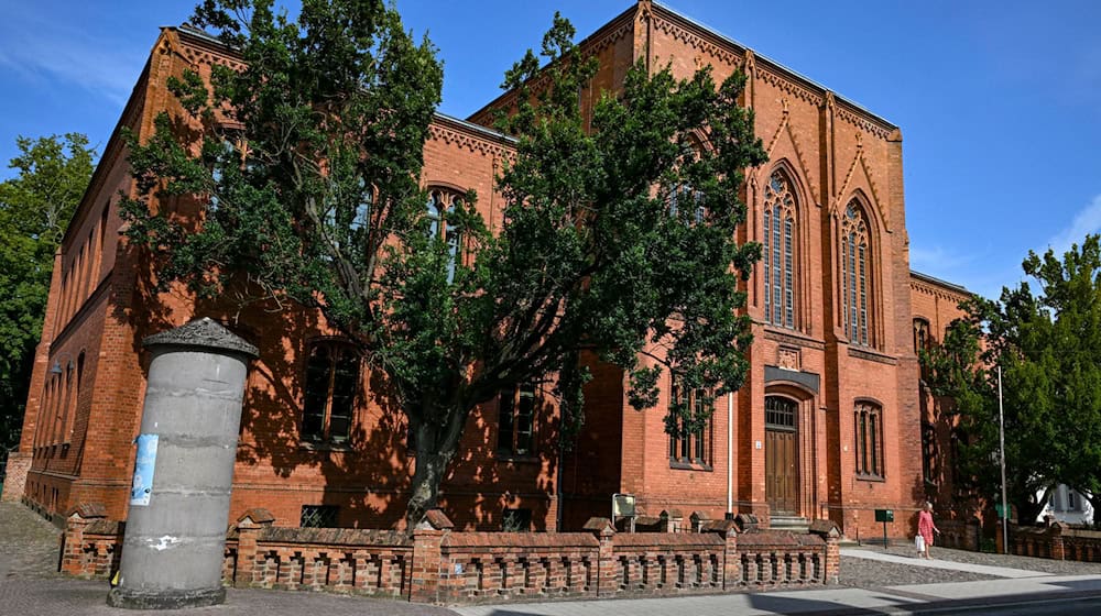 Hauptgebäude vom Gottfried-Arnold-Gymnasium Perleberg. Der Landesschülerrat schlägt die Abschaffung der Prüfungen in der zehnten Klasse an Gymnasien und von Noten in bestimmten Fächern vor. (Archivbild) / Foto: Jens Kalaene/dpa