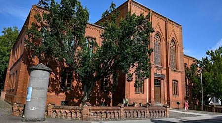 Hauptgebäude vom Gottfried-Arnold-Gymnasium Perleberg. Der Landesschülerrat schlägt die Abschaffung der Prüfungen in der zehnten Klasse an Gymnasien und von Noten in bestimmten Fächern vor. (Archivbild) / Foto: Jens Kalaene/dpa