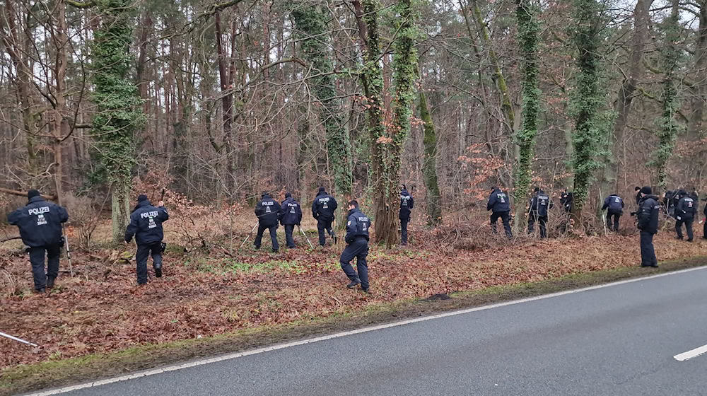 Die Polizei war an beiden Tagen mit jeweils 100 Kräften in dem Wald am Wolzensee im Einsatz.  / Foto: Cevin Dettlaff/dpa