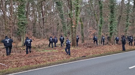 Die Polizei war an beiden Tagen mit jeweils 100 Kräften in dem Wald am Wolzensee im Einsatz.  / Foto: Cevin Dettlaff/dpa