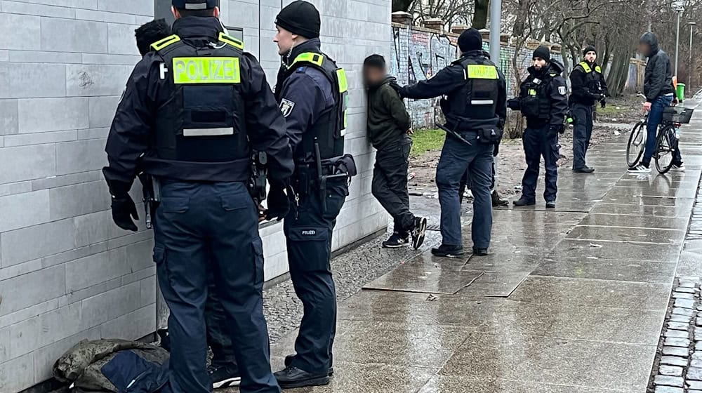 Die Polizei kontrolliert im Görlitzer Park Verdächtige. (Archivfoto) / Foto: Caroline Bock/dpa