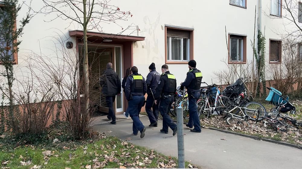 Bei dem Festgenommenen soll es sich um einen Bewohner der Unterkunft handeln. / Foto: Manuel Genolet/dpa-Video/dpa