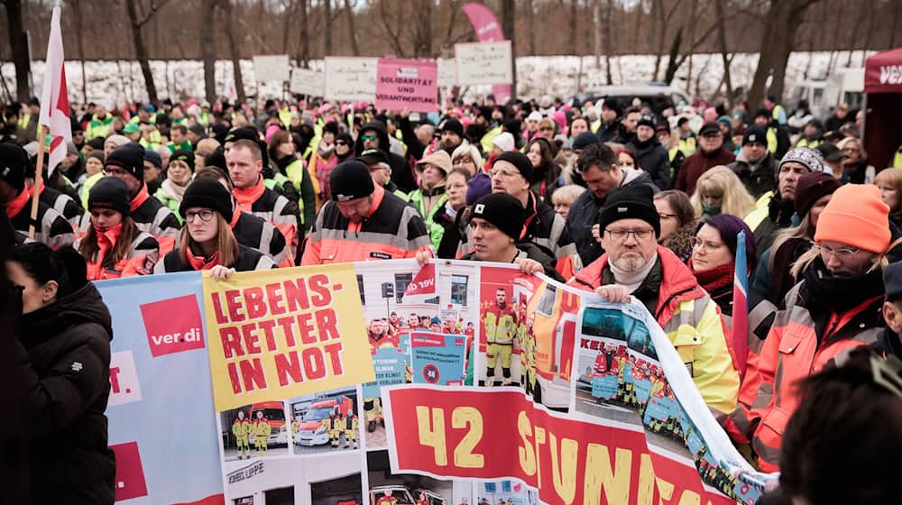 Die Beschäftigten des öffentlichen Dienstes protestieren für höhere Löhne. / Foto: Carsten Koall/dpa