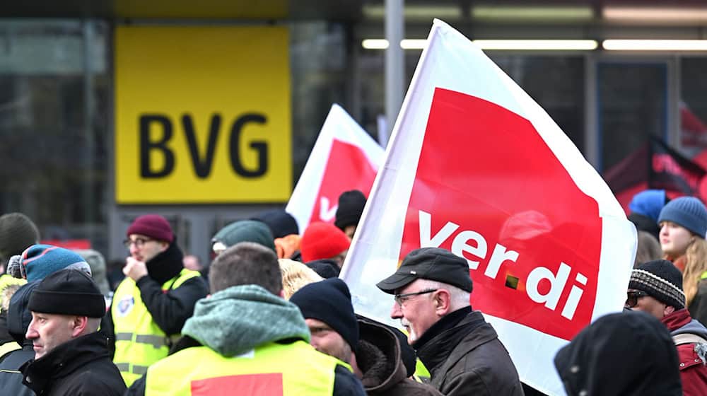 Neben der BVG sind morgen die Berliner Wasserbetriebe und die Stadtwerke Cottbus von Verdi-Warnstreiks betroffen. (Archivbild) / Foto: Soeren Stache/dpa