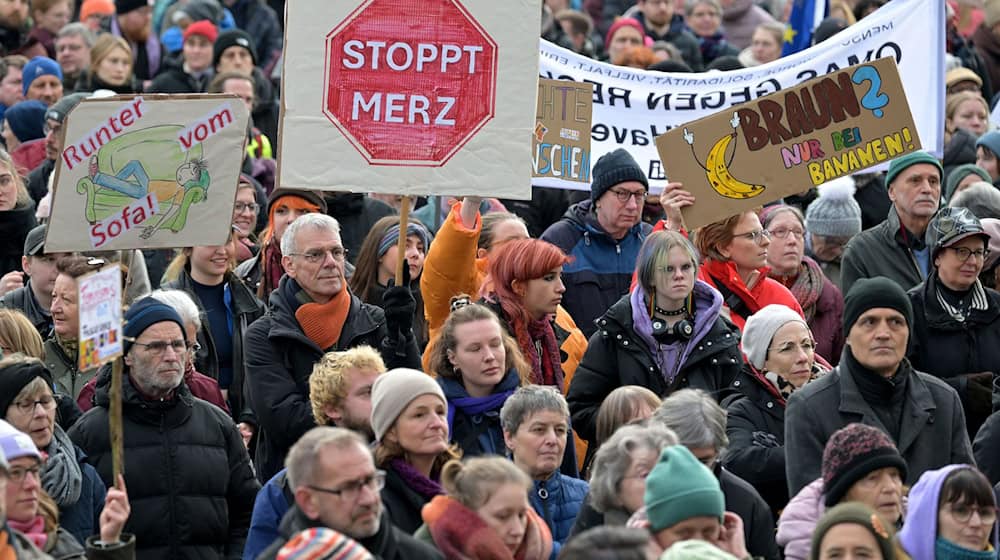In Potsdam fand am Sonntag eine Demo gegen rechts statt. / Foto: Michael Bahlo/dpa