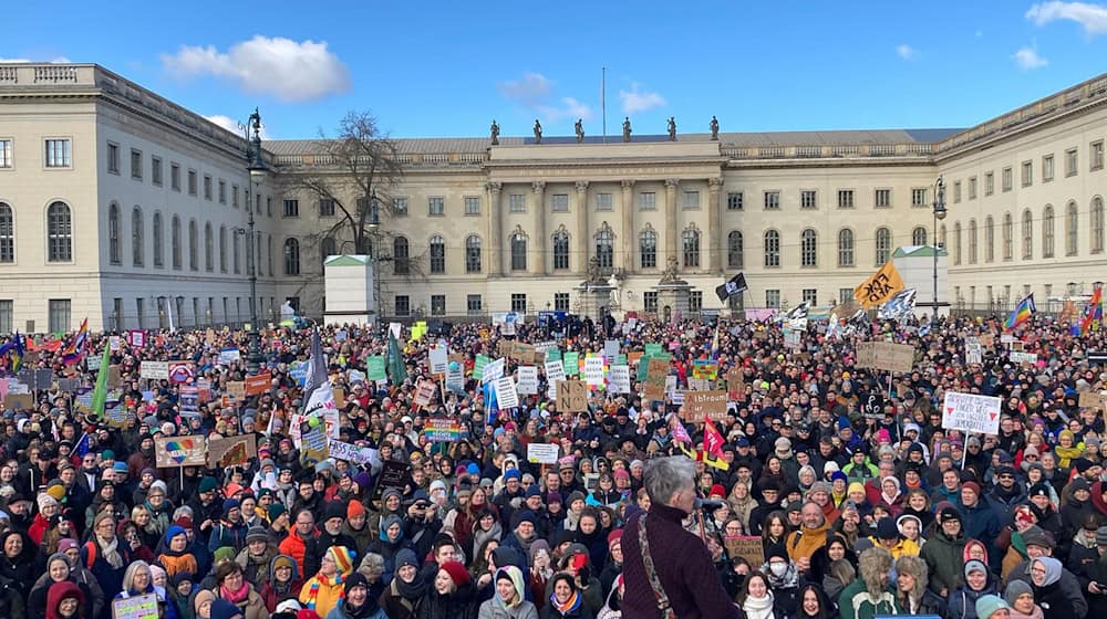 Rund 30.000 Menschen füllten den Platz. / Foto: Mia Bucher/dpa