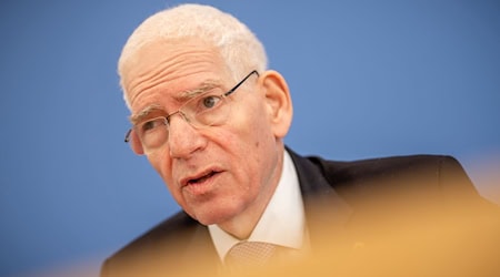 Josef Schuster, Präsident des Zentralrats der Juden in Deutschland, hat den mutmaßlich antisemitischen Angriff in Berlin verurteilt. (Archivbild) / Foto: Michael Kappeler/dpa