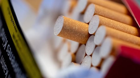 Der Zoll hat über 12.400 Zigaretten bei einer Reisenden in Küstrin-Kietz beschlagnahmt. (Symbolbild) / Foto: Sven Hoppe/dpa