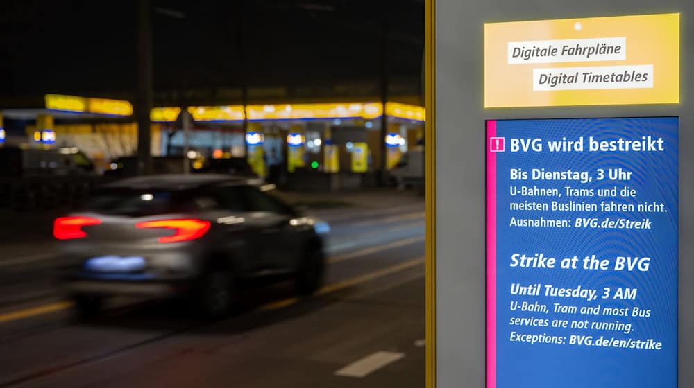 Auf dem Display einer Haltestelle wird über BVG-Warnstreik informiert. / Foto: Soeren Stache/dpa