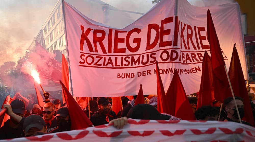 Die linke Demonstration zum 1. Mai zieht auch dieses Jahr wieder durch Kreuzberg und Neukölln. (Archivbild) / Foto: Sebastian Gollnow/dpa