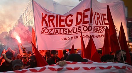 Die linke Demonstration zum 1. Mai zieht auch dieses Jahr wieder durch Kreuzberg und Neukölln. (Archivbild) / Foto: Sebastian Gollnow/dpa