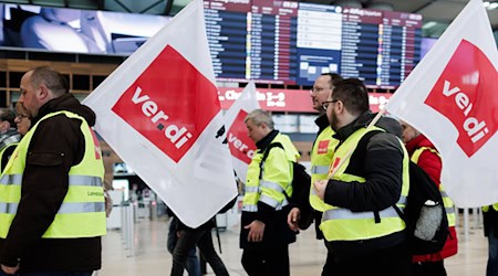 Vor einem Jahr hat Verdi Mitarbeiter des Luftsicherheitspersonals zum Ausstand an deutschen Flughäfen aufgerufen. Auch heute fallen vielerorts Flüge aus. (Archivbild) / Foto: Carsten Koall/dpa