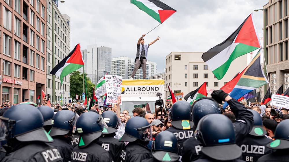 Gewaltdelikte, die als antisemitisch eingestuft werden, werden auch öfter bei Demonstrationen registriert. (Archivbild) / Foto: Fabian Sommer/dpa