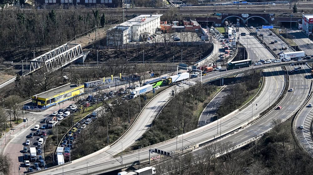 Am Mittwochabend wurde die sogenannte Ringbahnbrücke auf der A100 am Autobahndreieck Funkturm auf unabsehbare Zeit voll gesperrt. / Foto: Jens Kalaene/dpa