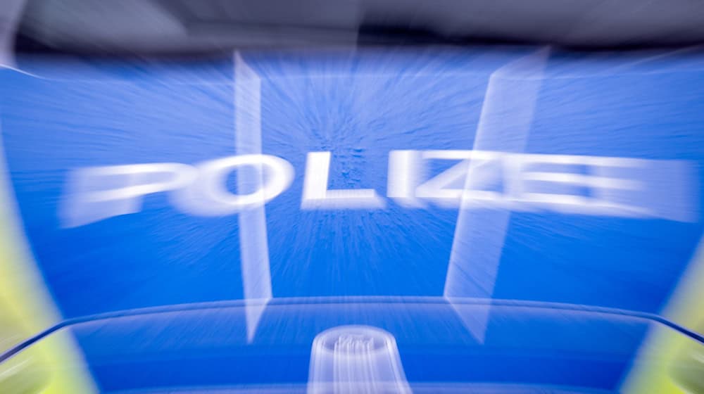 Vermutlich nach Brandstiftung brennt in Berlin-Kreuzberg ein Auto. (Symbolbild) / Foto: Soeren Stache/dpa