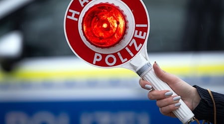 Als ein Polizist einen Autofahrer zum Anhalten auffordert, tritt dieser aufs Gas. (Symbolfoto) / Foto: Soeren Stache/dpa