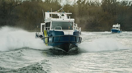 Die Polizei ist auch heute im Einsatz und sucht nach dem vermissten Mann des Bootsunglückes auf der Havel. (Symbolbild) / Foto: Andreas Arnold/dpa