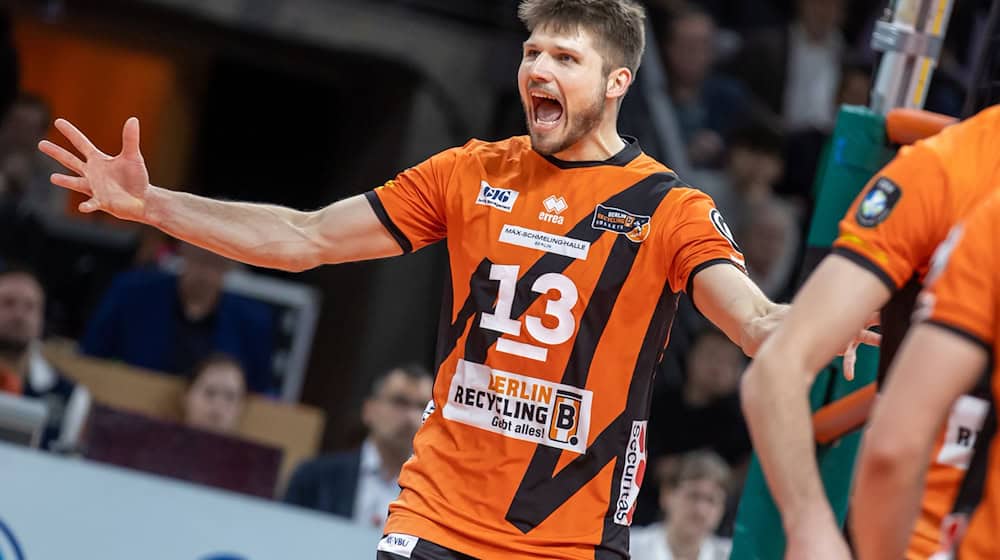 Als Erster in die Playoffs: Volleys-Kapitän Ruben Schott. / Foto: Andreas Gora/dpa