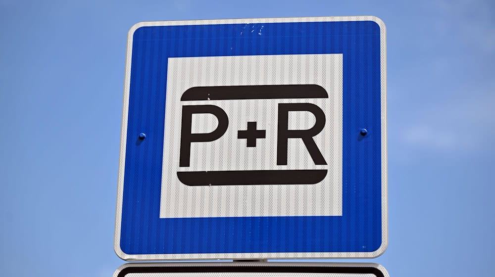Pendlerparkplätze sollen das Umsteigen auf den öffentlichen Nahverkehr vom Auto vereinfachen. (Symbolbild) / Foto: Martin Schutt/dpa