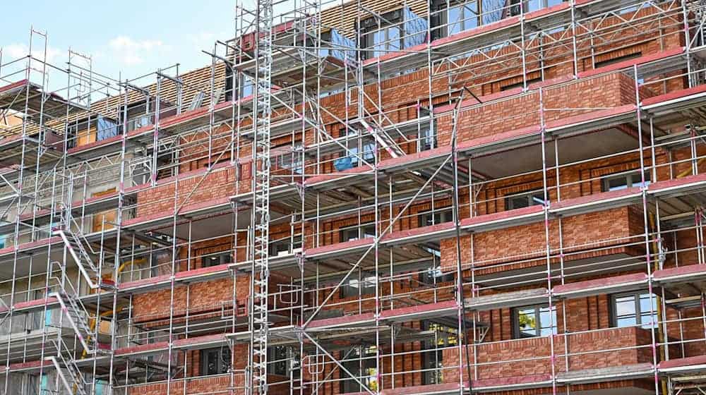 Der Wohnungsbau steckt in der Krise. Das Land fördert mit Milliionen die Schaffung bezahlbarer Wohnungen in Brandenburg. (Archivbild)  / Foto: Patrick Pleul/dpa