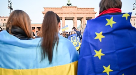 Am Brandenburger Tor setzten Menschen ein Zeichen für die Ukraine. / Foto: Sebastian Christoph Gollnow/dpa