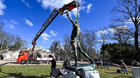 Der «Bogenschütze» ist wieder an seinem alten Platz im Park Sanssouci. / Foto: Jens Kalaene/dpa
