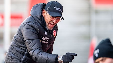 Cottbus-Coach Wollitz konnte die dritte Niederlage nacheinander nicht verhindern. / Foto: Julius Frick/dpa