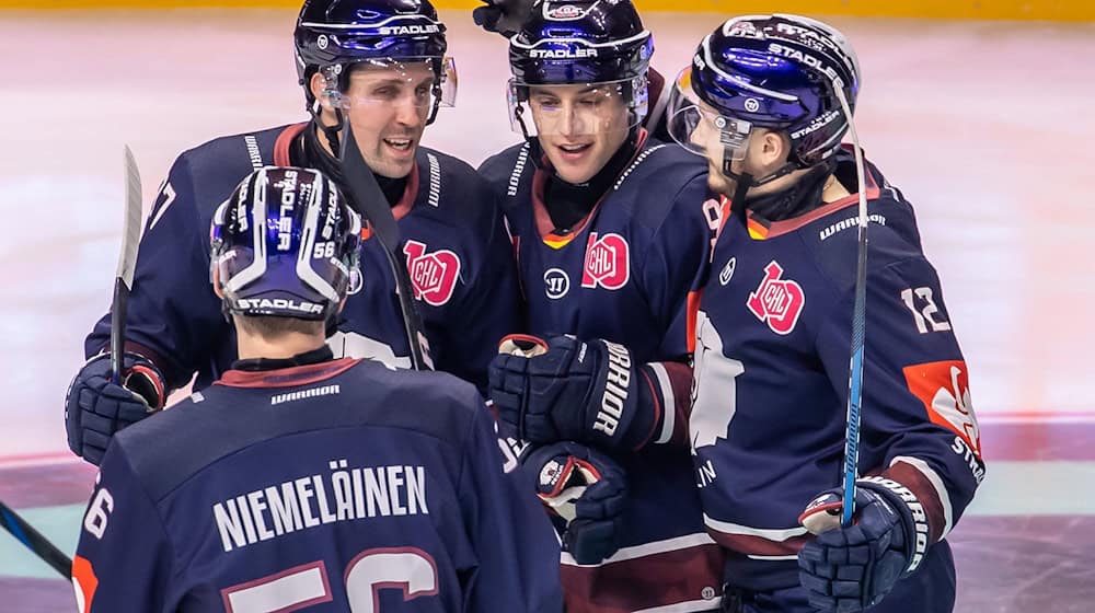 Angreifer Gabriel Fontaine (2. v.l.) erzielte beim Sieg der Eisbären in Schwenningen zwei Tore.  / Foto: Andreas Gora/dpa