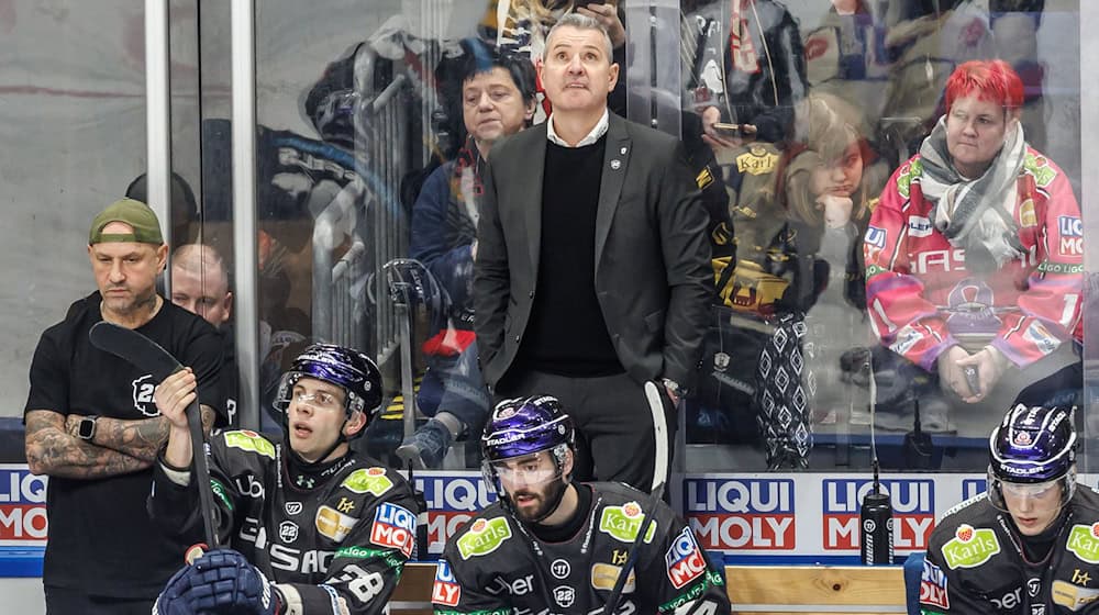 Eisbären-Trainer Serge Aubin (M) war in dieser Spielzeit auch als Vater, Bruder oder Freund gefragt. / Foto: Andreas Gora/dpa